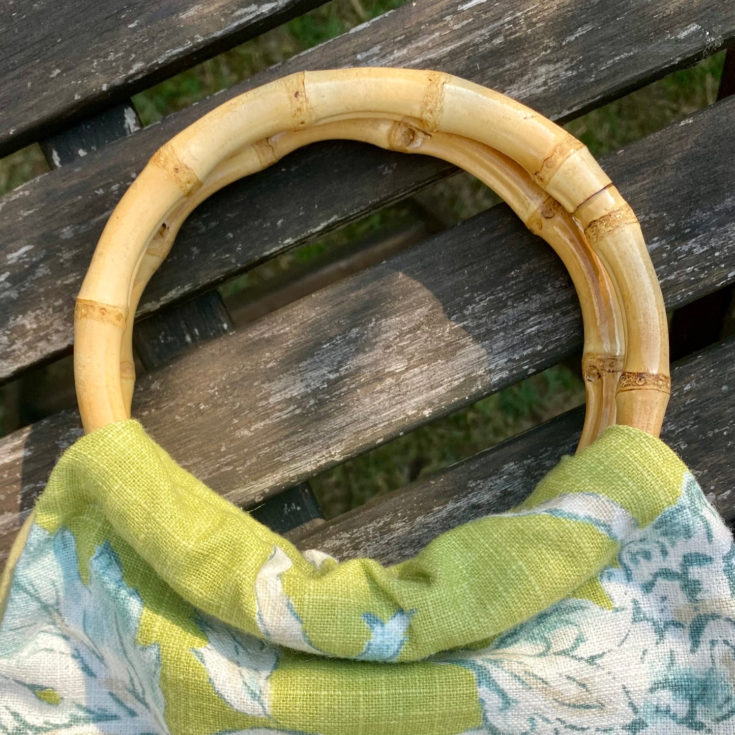 Bolso verde con asa de bambú