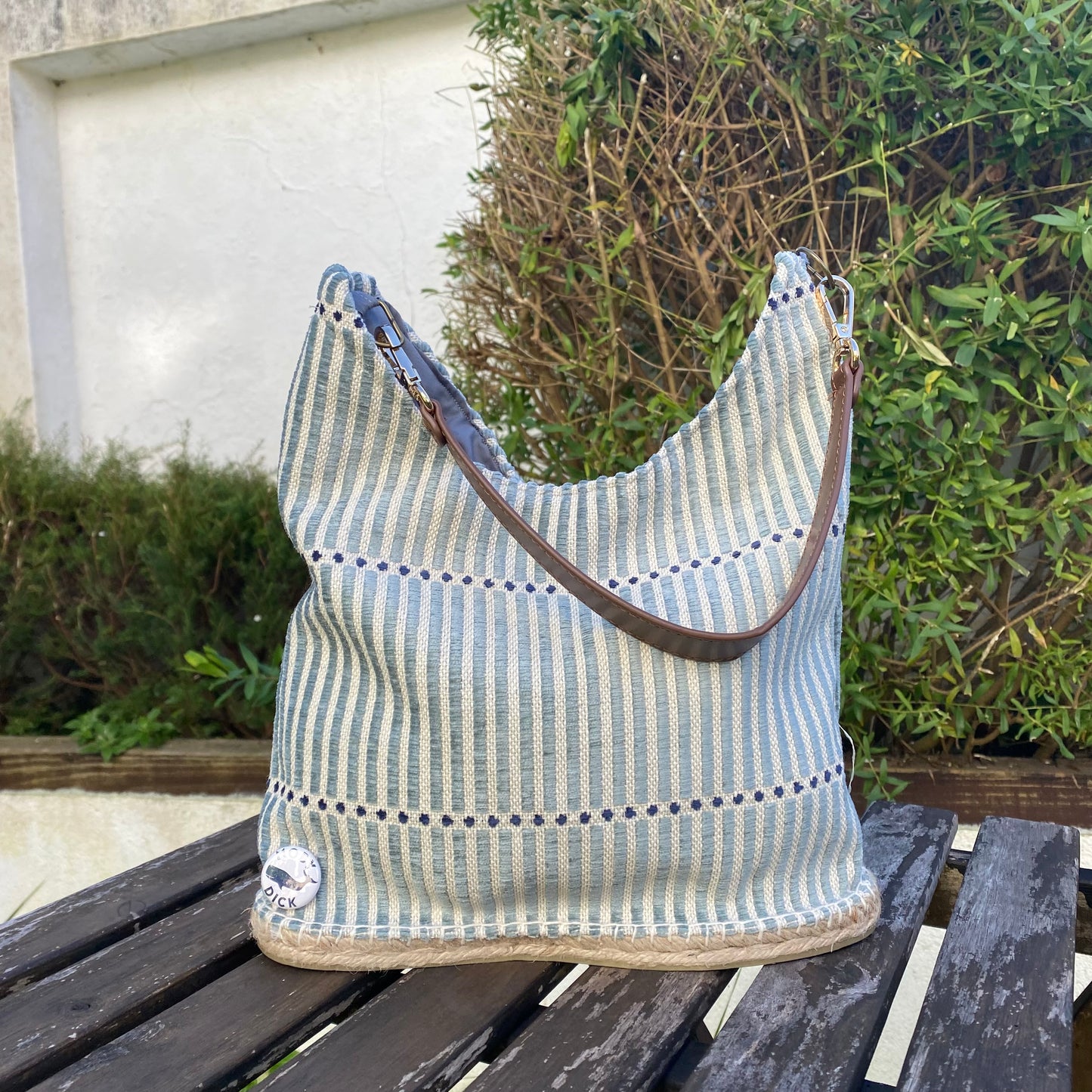 Bolso azul rayas con asa de cuero
