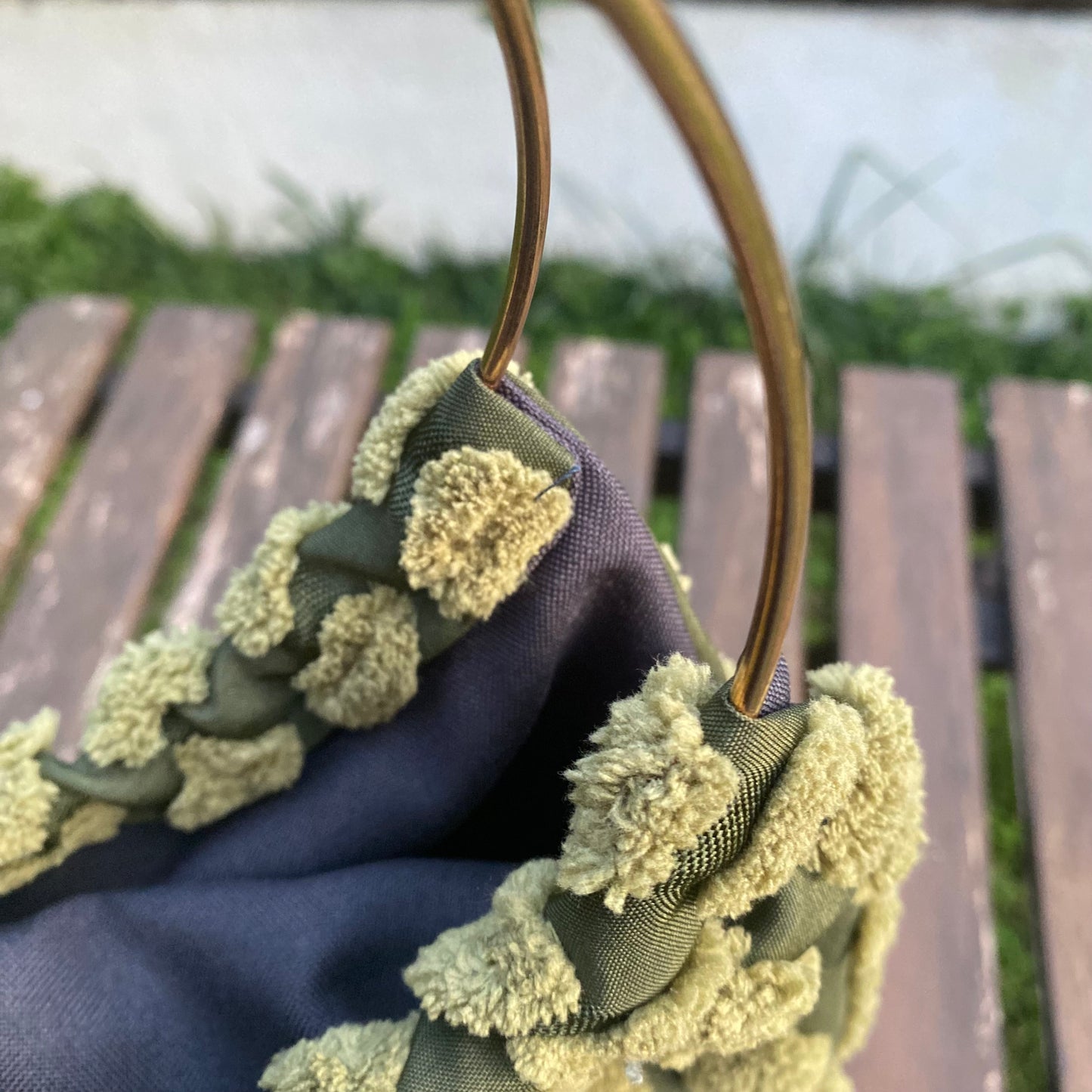 Bolso verde pompones