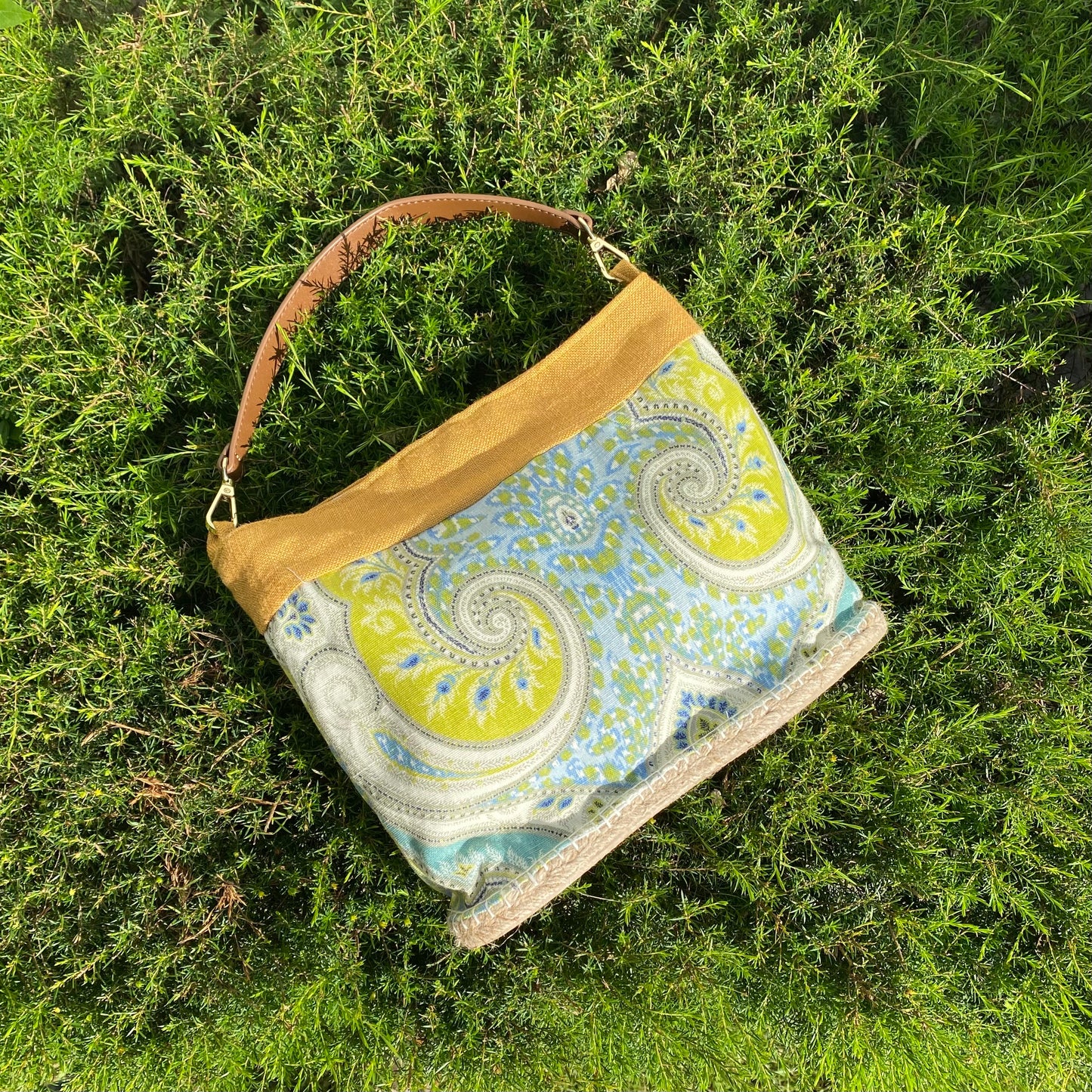 Bolso estampado amarillo con asa de cuero (Ed. Limitada)