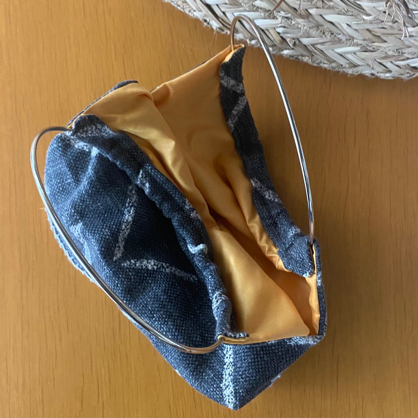 Bolso gris con detalle