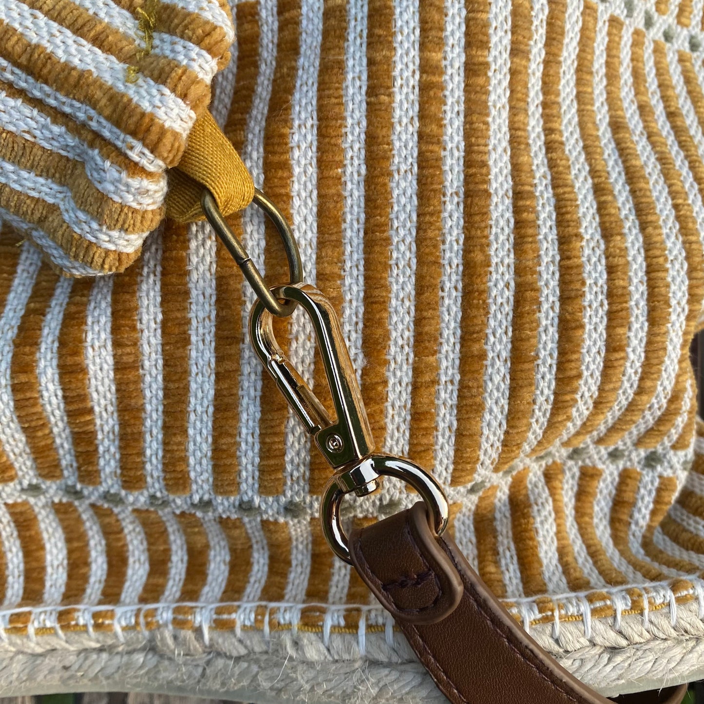 Bolso mostaza rayas con asa de cuero
