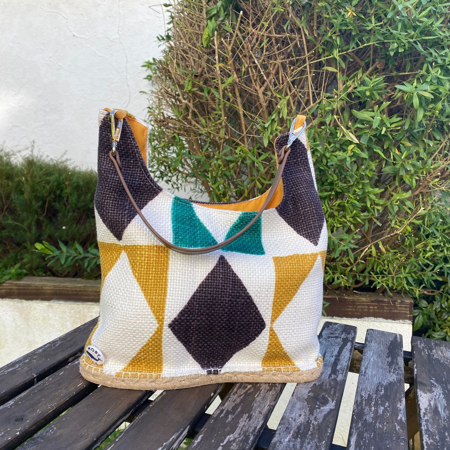 Bolso rombos con asa de cuero