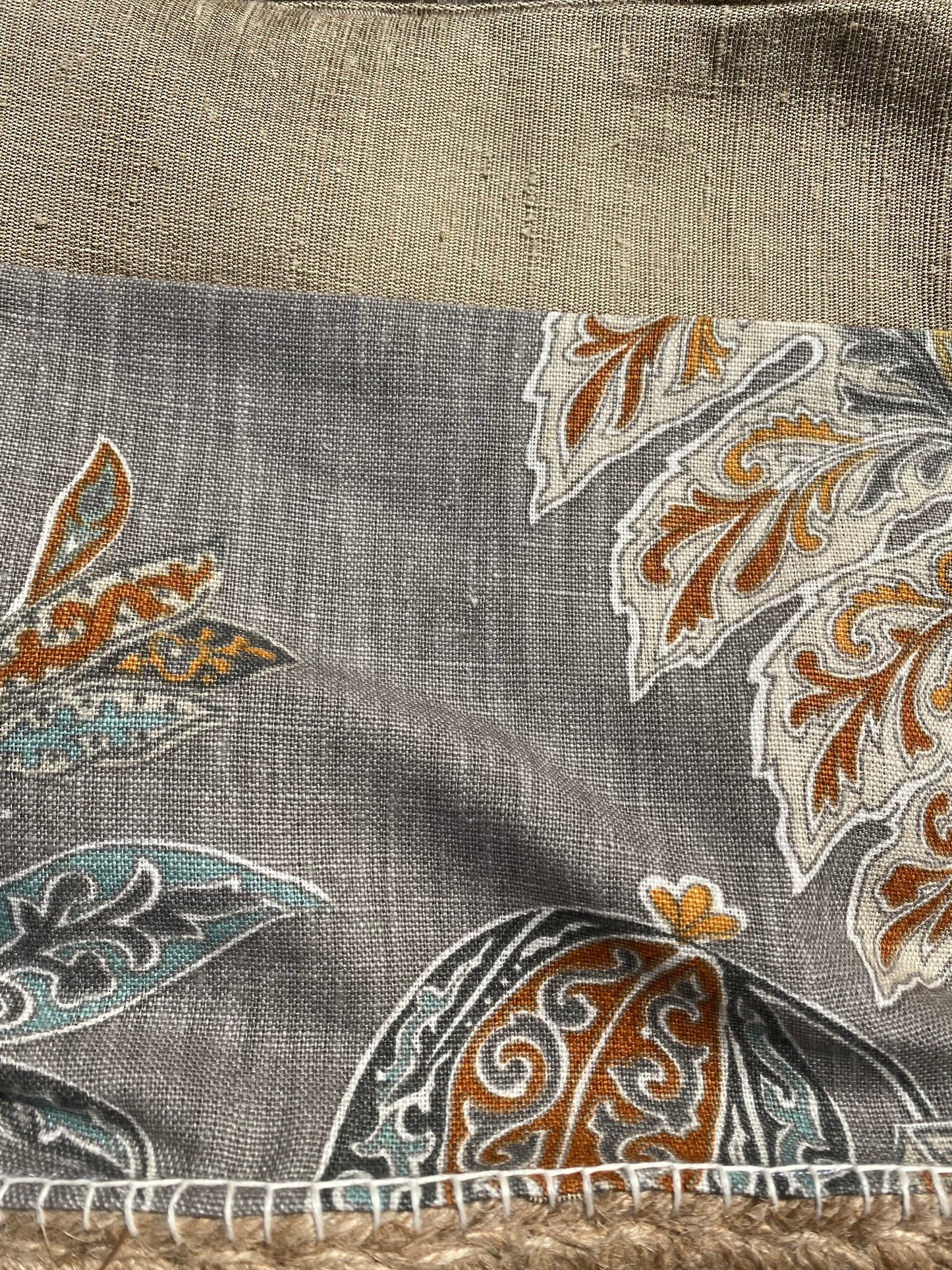 Bolso estampado gris con asa de cuero (Ed. Limitada)