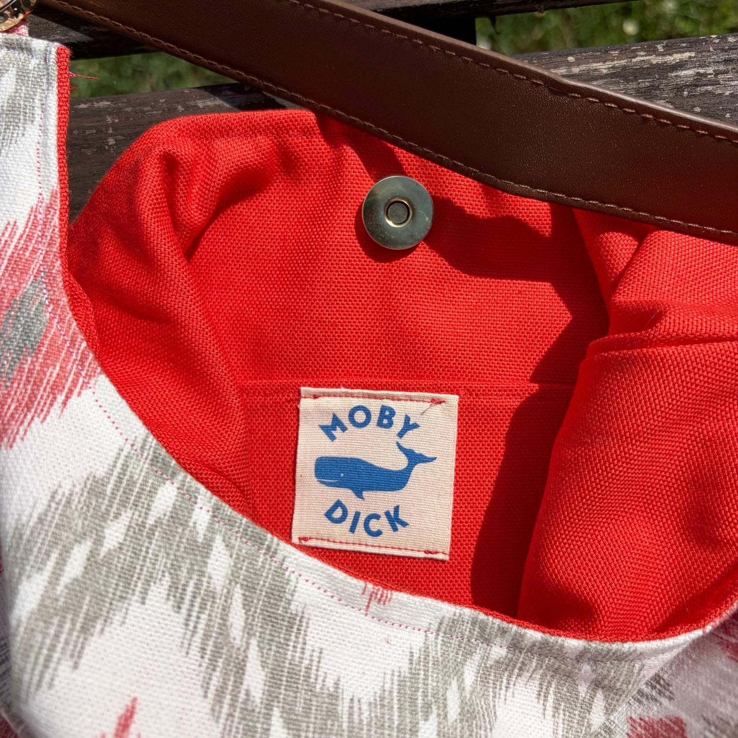 Bolso geométrico con asa de cuero