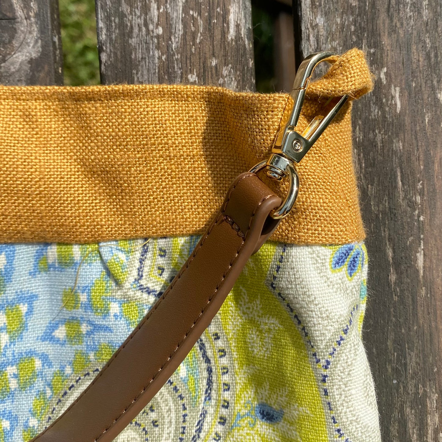Bolso estampado amarillo con asa de cuero (Ed. Limitada)