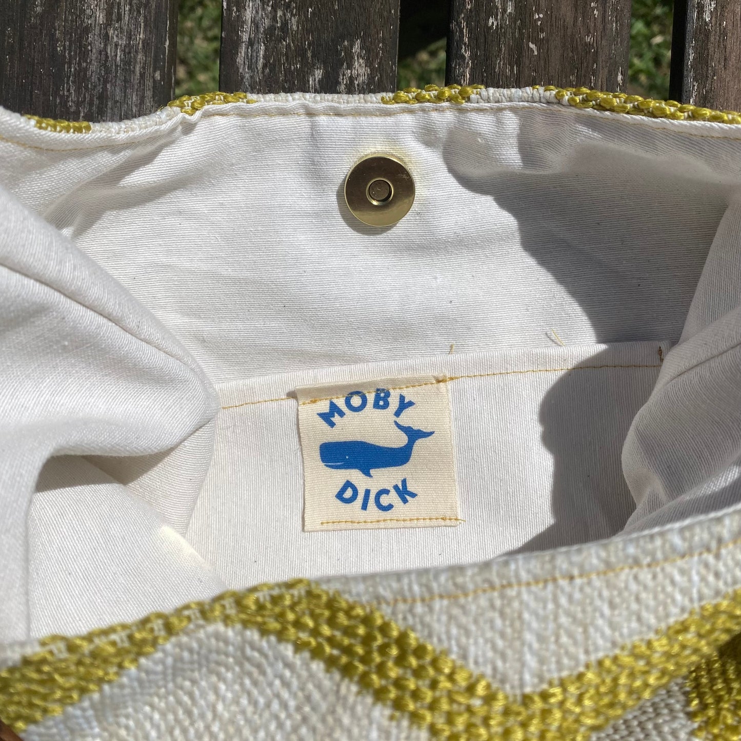 Bolso geométrico con asa de cuero