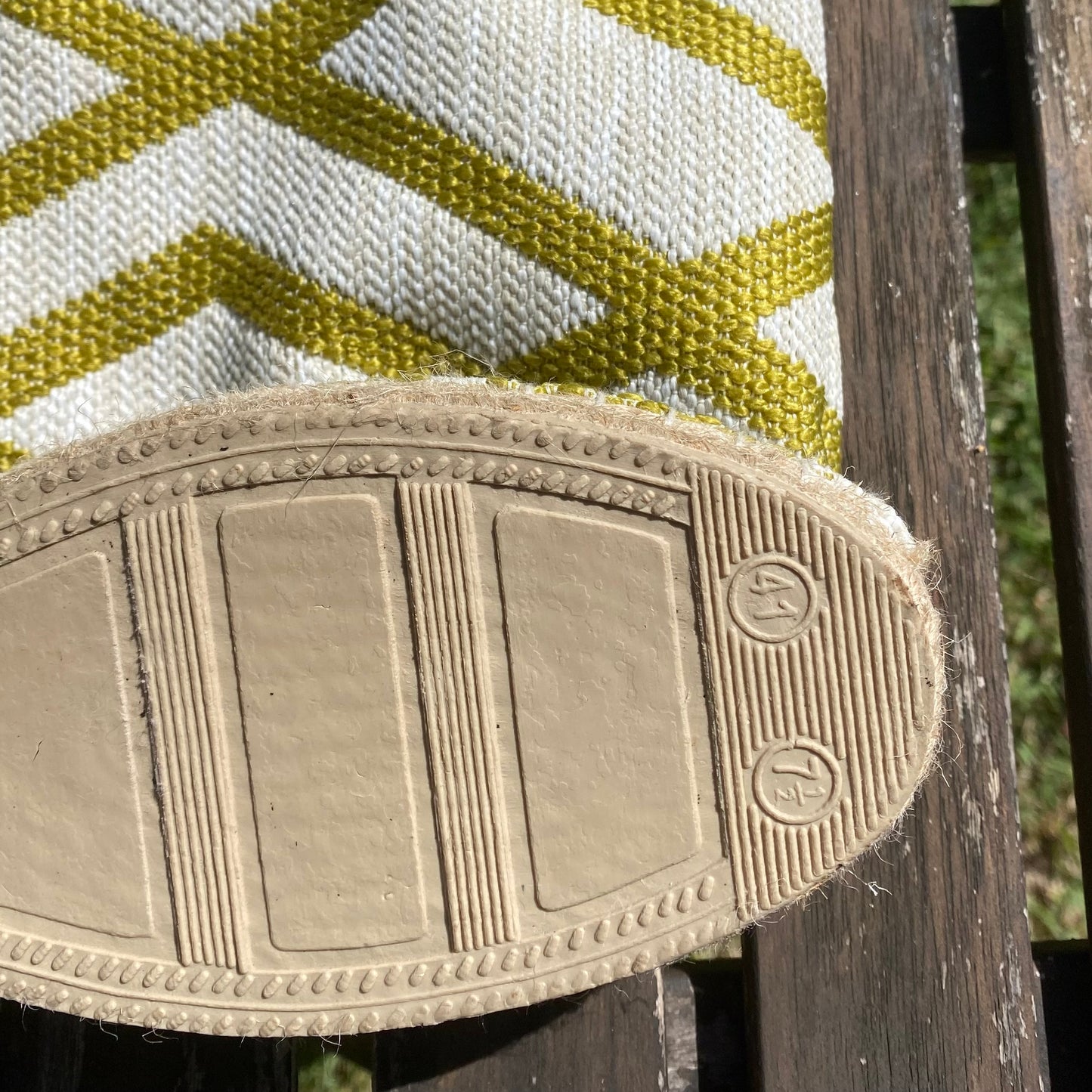 Bolso geométrico con asa de cuero