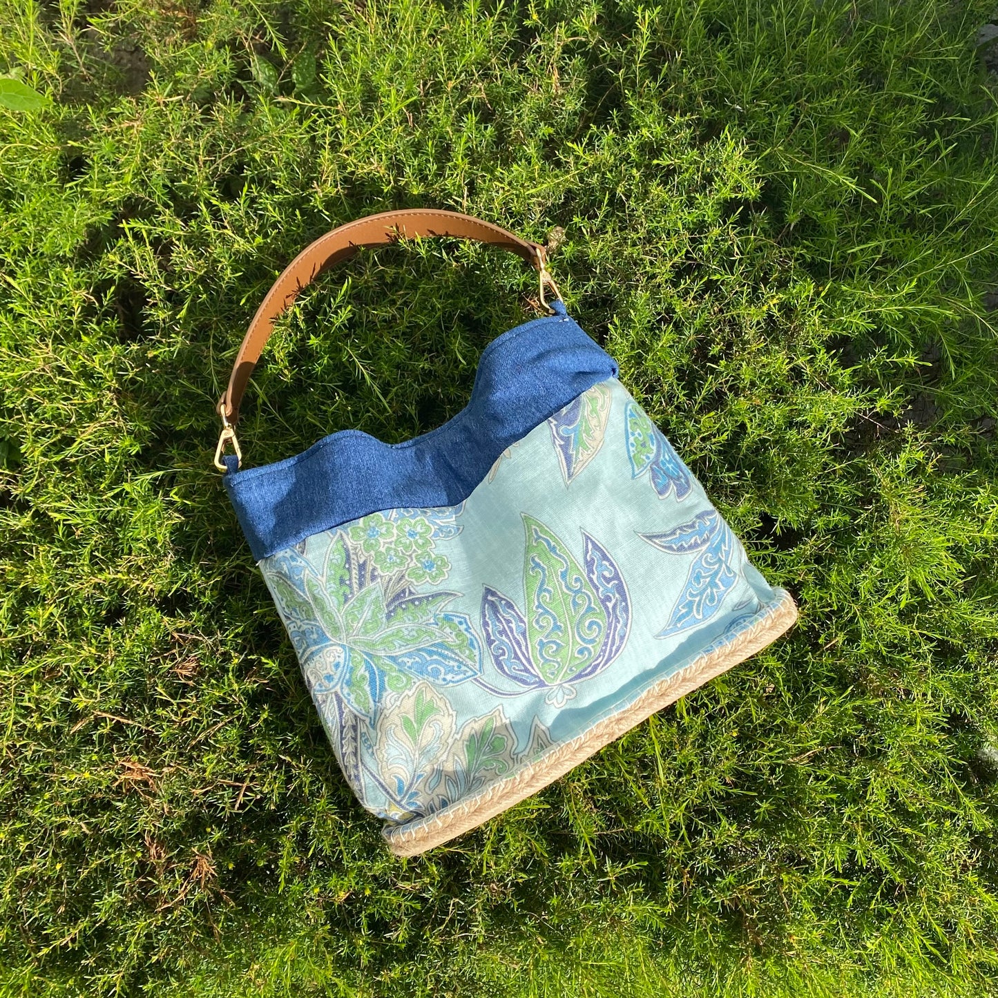 Bolso estampado azul con asa de cuero (Ed. Limitada)