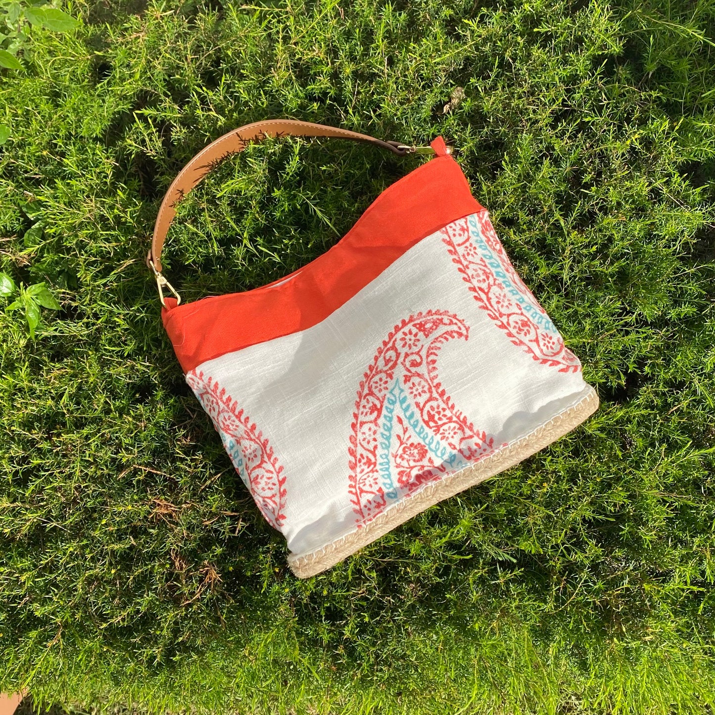Bolso estampado rojo y blanco con asa de cuero (Ed. Limitada)