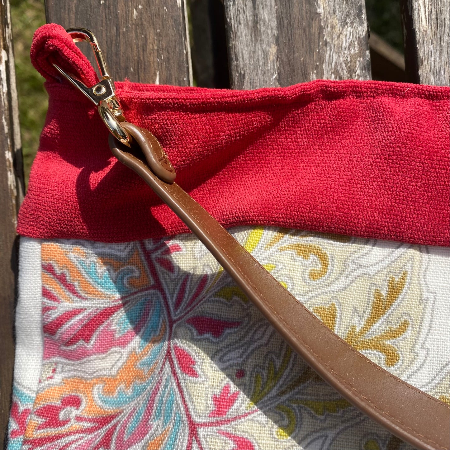 Bolso estampado rojo colorido con asa de cuero (Ed. Limitada)