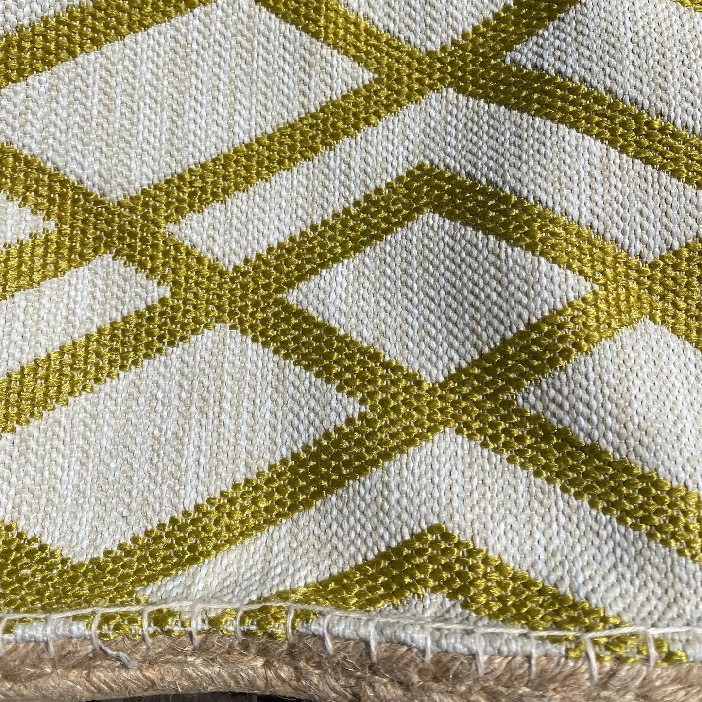 Bolso geométrico con asa de cuero