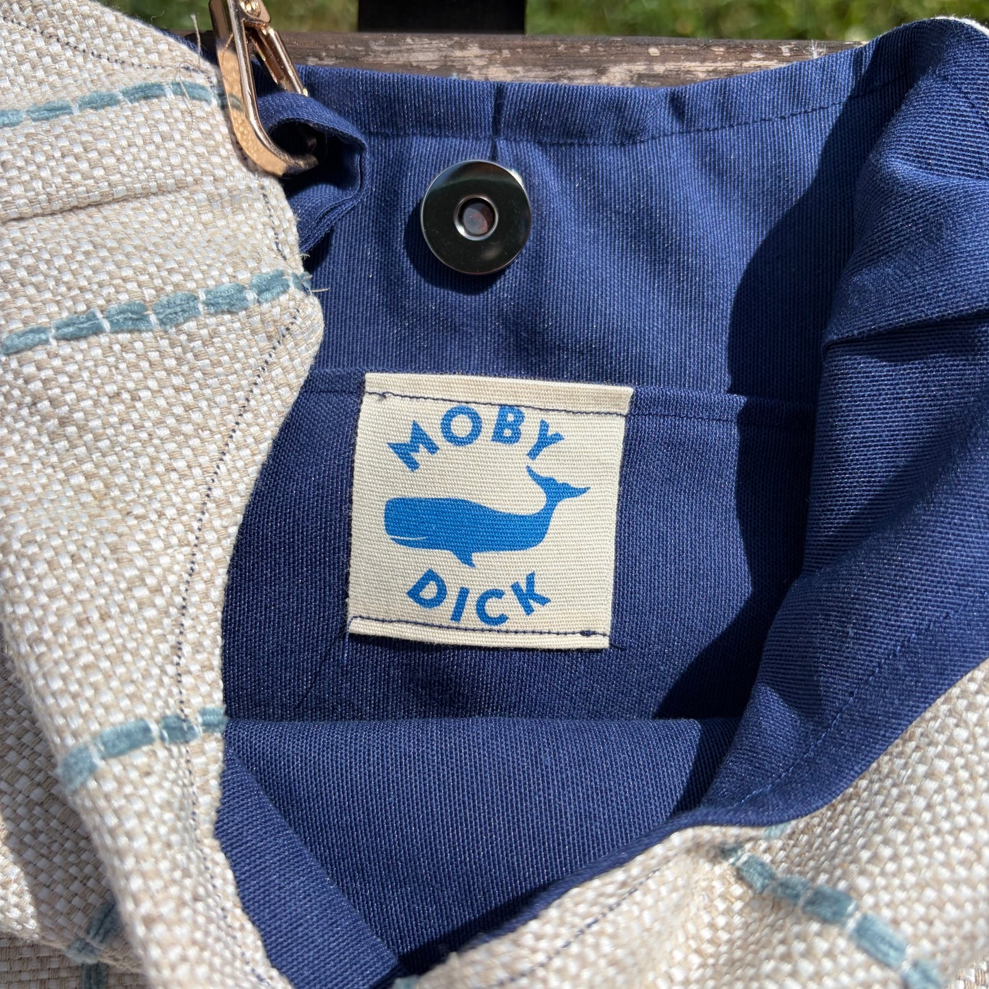 Bolso líneas azules lino con asa de cuero