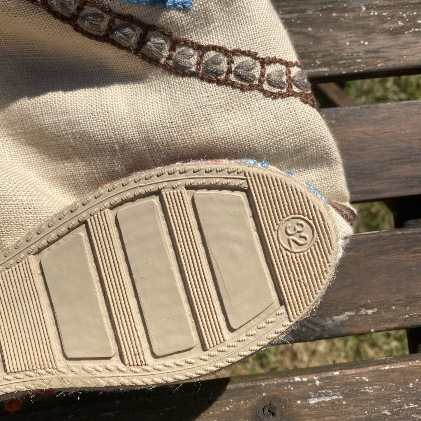 Bolso bordado con asa de carey
