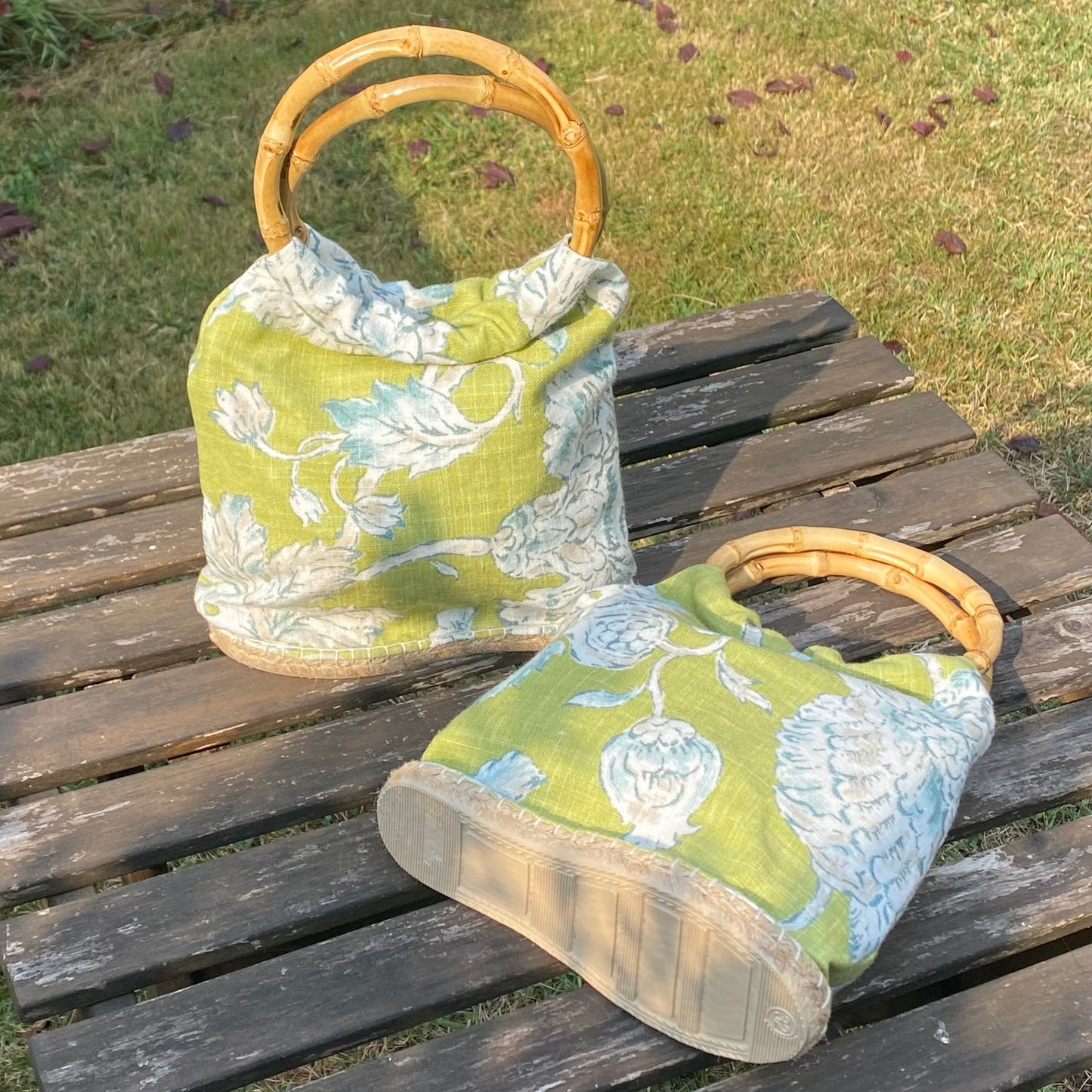 Bolso verde con asa de bambú