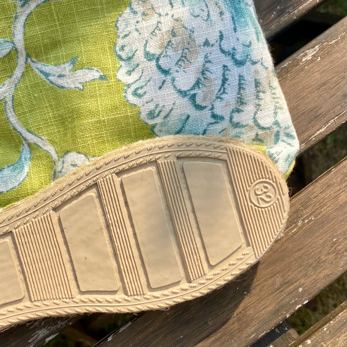 Bolso verde con asa de bambú