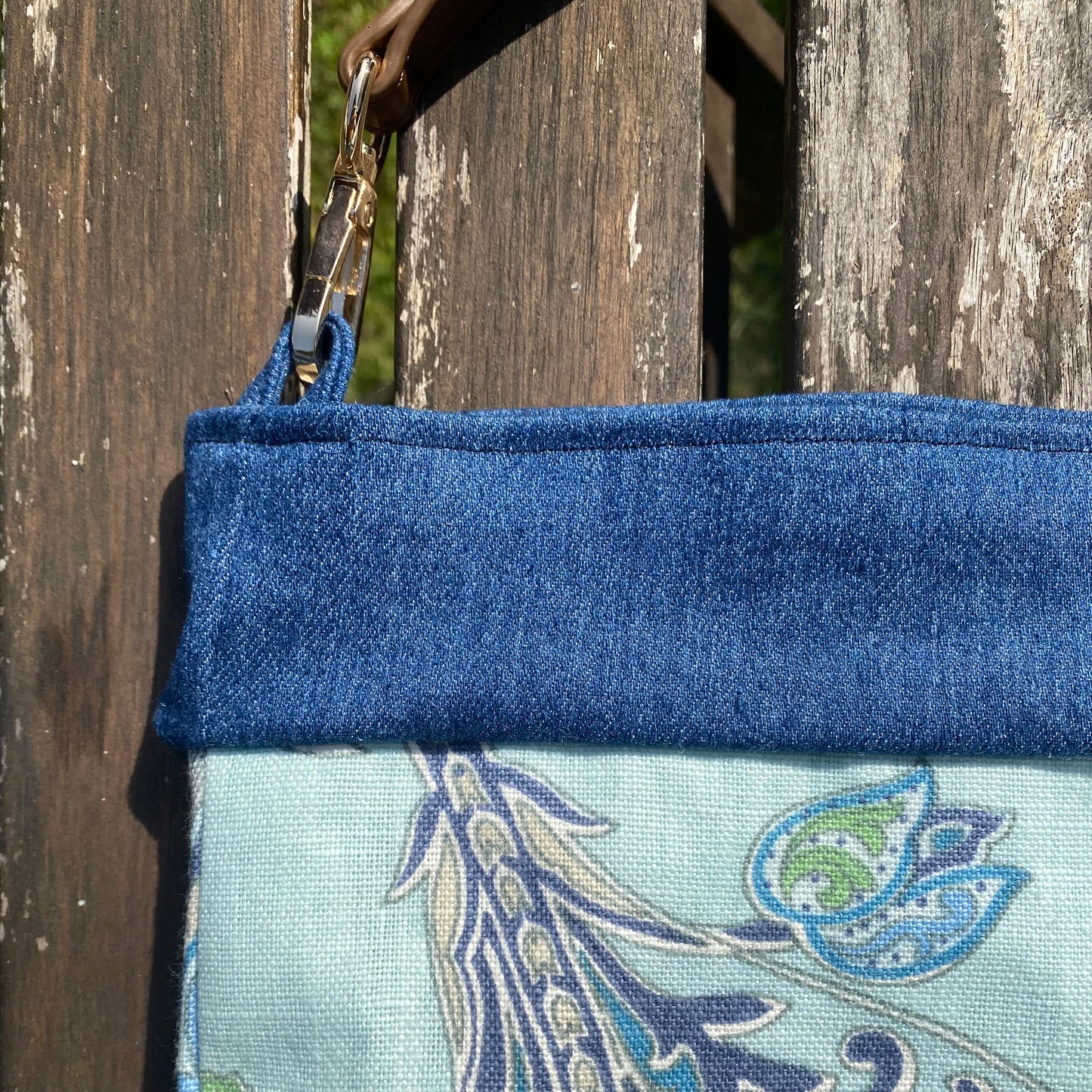 Bolso estampado azul con asa de cuero (Ed. Limitada)