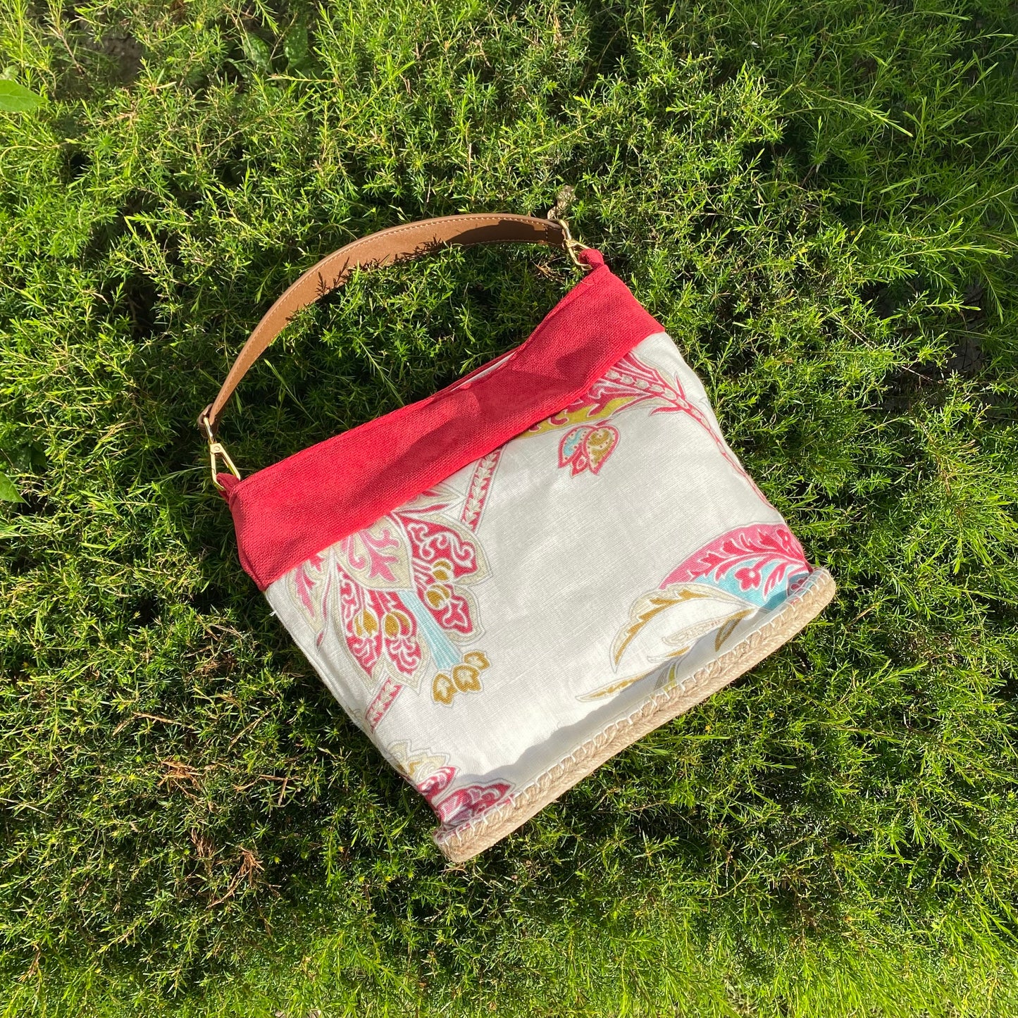 Bolso estampado rojo colorido con asa de cuero (Ed. Limitada)