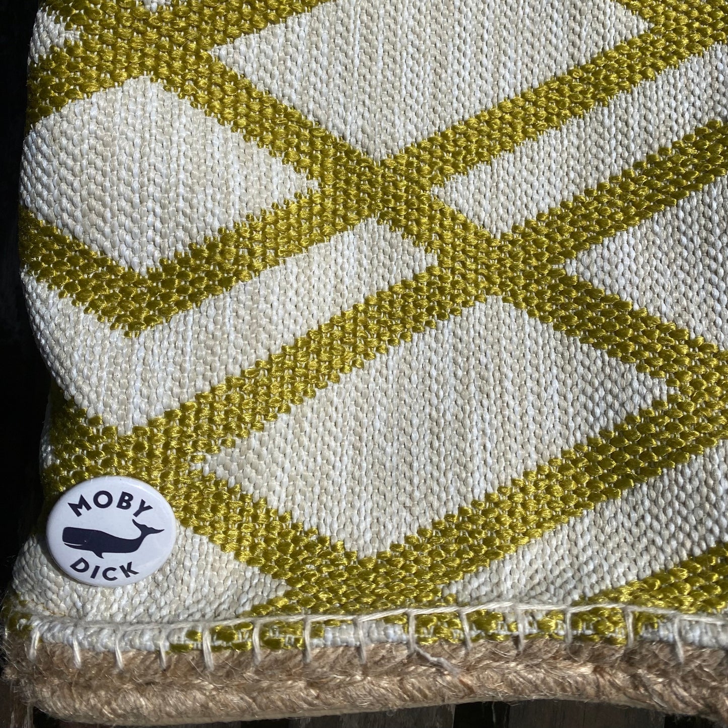 Bolso geométrico con asa de cuero