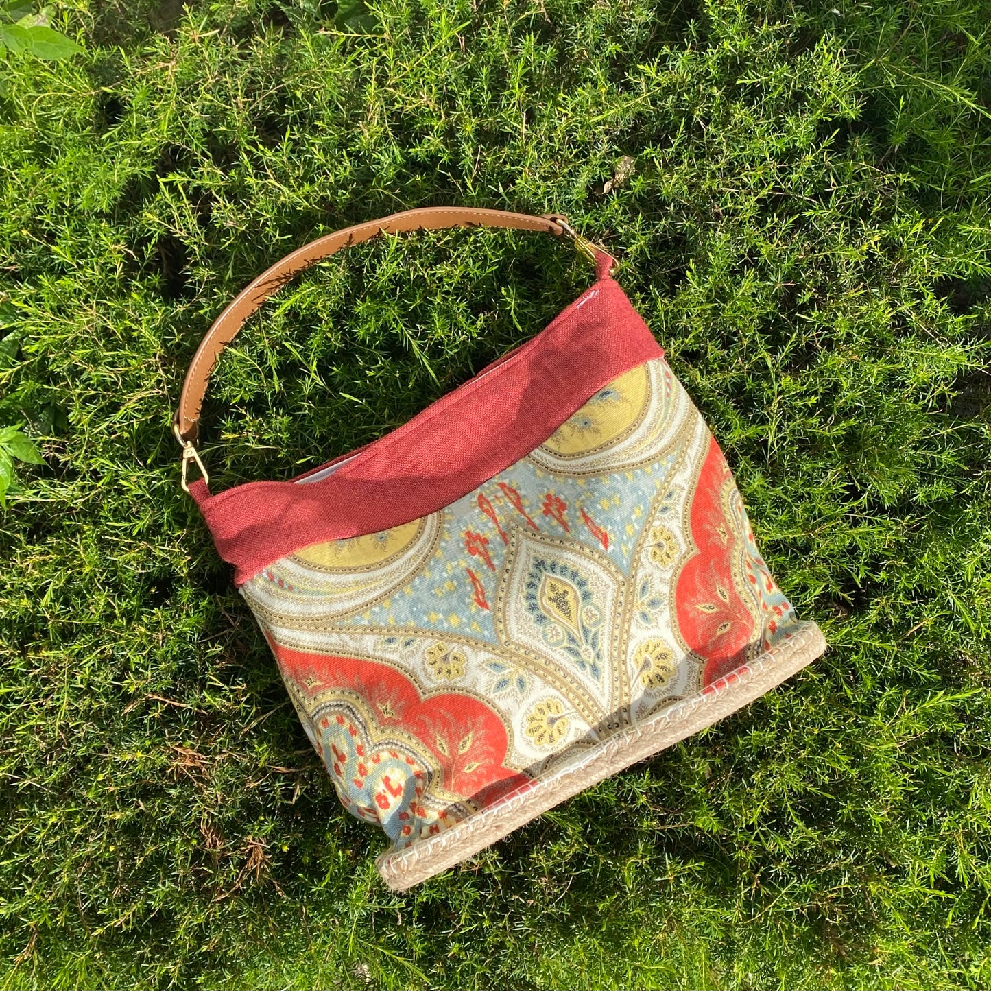 Bolso estampado paisley con asa de cuero (Ed.limitada)